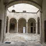 ...poi sulla destra troviamo l'ingresso della Galleria nazionale della Puglia, ubicata nel palazzo Sylos Cal�